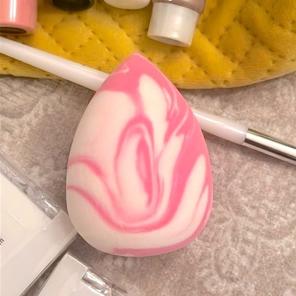 Brand New Ulta Beauty Makeup Bag w/ Eyeshadow Palettes Lip Primer Brush Blender - Picture 13 of 14